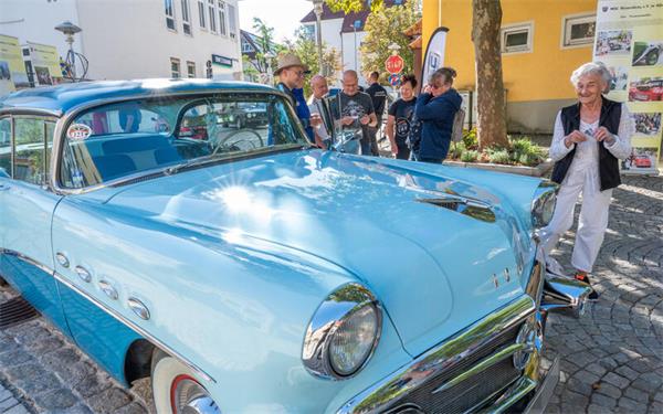 Mit strahlendem Blau zurück in die Vergangenheit (Buick Century, Baujahr 1956, von Hansjörg Jung) GB-Foto: Vecsey