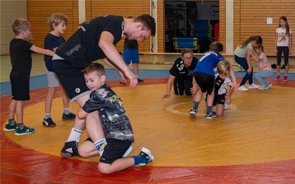 Mit viel Spaß probieren die Kinder die für sie neue Sportart aus. GB-Foto: Nüßle