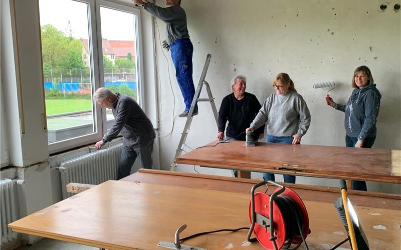 Mit viel ehrenamtlichem Engagement wird das Bondorfer Sportheim aufgepeppt (von links): Meinrad Weick, Manfred Voran, Bettina Bökle, Bianca Flettner und Tanja Mayer.GB-Foto: Holzapfel