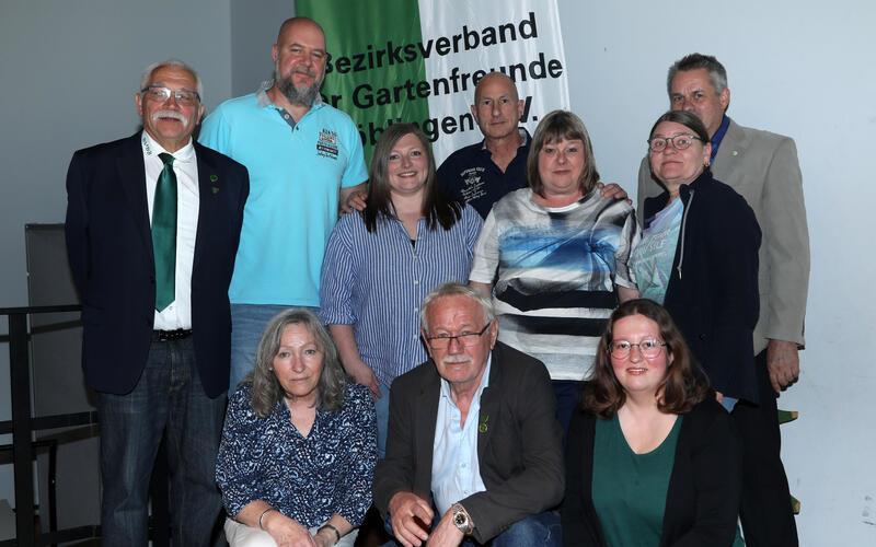 Mit zahlreichen neuen Gesichtern präsentiert sich der neue Vorstand des Bezirksverbandes der Gartenfreunde. GB-Foto: Priestersbach
