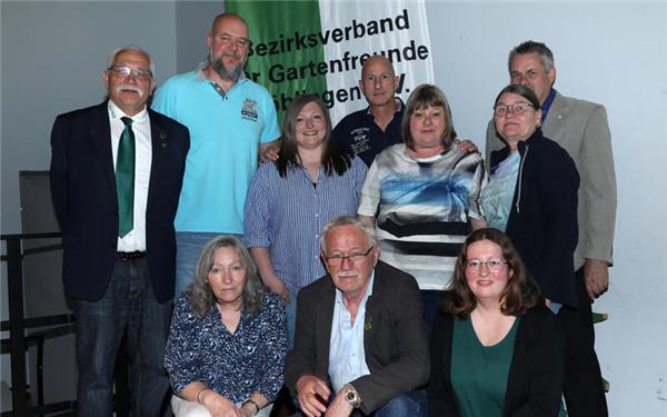 Mit zahlreichen neuen Gesichtern präsentiert sich der neue Vorstand des Bezirksverbandes der Gartenfreunde. GB-Foto: Priestersbach