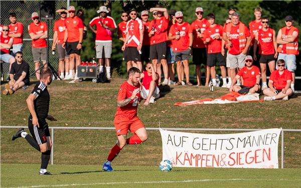 Mit zwei Bussen angereist: Die Fanunterstützung beim Relegationsfinale in Weilimdorf war aufseiten des SV Nufringen enorm, in dieser Szene liefert sich Paul Lubig (am Ball) ein Laufduell mit Hakan Cakmak (Türk. SV Herrenberg). GB-Foto: Eibner/Cornelius Mann