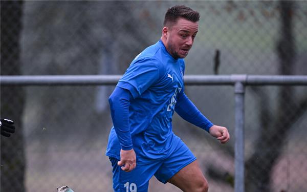 Mit zwei Vorlagen und einem Freistoßtreffer der entscheidende Mann beim Pokalabend in Sickenhausen: SG-Spielertrainer Kevin Hartmann. GB-Foto: Markus Ulmer