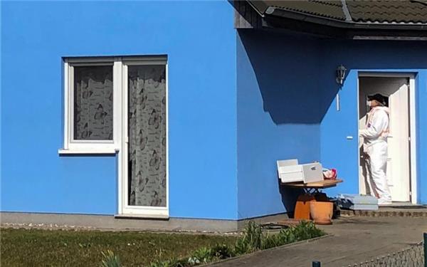 Mitarbeiter der Spurensicherung arbeiten am Haus, in dem der junge Mann mit seinen Eltern und seiner Schwester wohnte, die er getötet haben soll. Foto: Joachim Mangler/dpa-Zentralbild/dpa