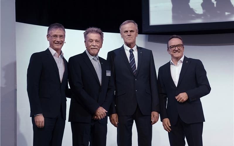 Mit den Showacts gibt es die Urkunden Mitarbeiterehrung bei Mercedes Benz: Gerhard Gruber und Helmut Gebauer (in der Bildmitte von links) werden von Michael Bauer und BetriebsratschefErgun Lümali (rechts) geehrtGB-Foto: gb