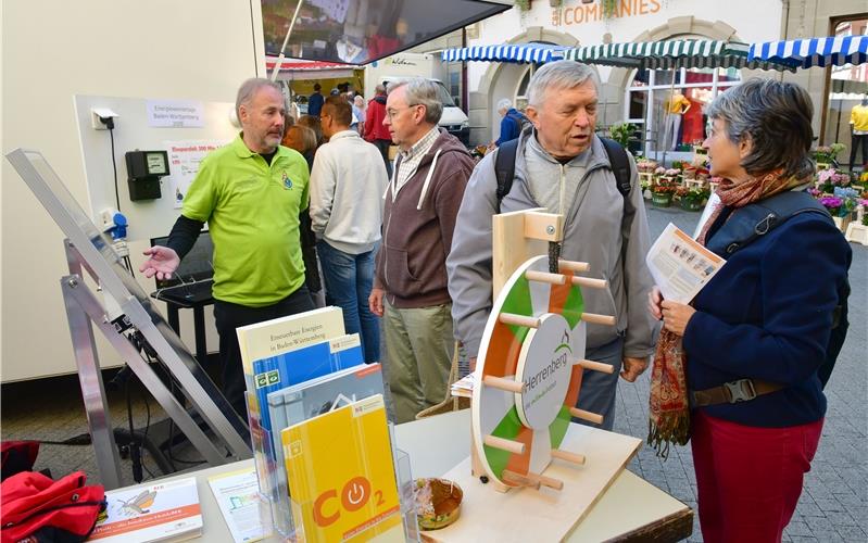 Mitglieder des Arbeitskreises Energie erläutern die Funktionsweise der Mini-Fotovoltaikanlage GB-Foto: Holom