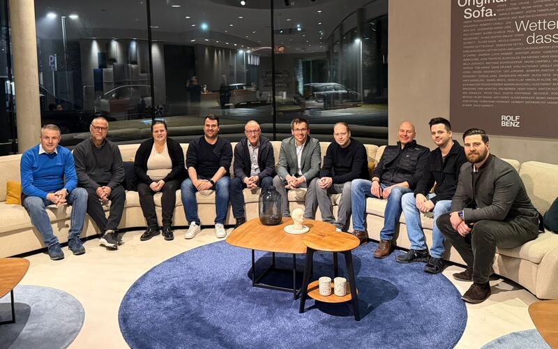 Mitglieder des Mötzinger Gemeinderats tauschen sich aus mit der Unternehmensführung von Rolf Benz – und das auf der vermutlich bekanntesten Sitzgelegenheit in Deutschland, dem Original-Sofa für den ZDF-Klassier „Wetten, das…“GB-Foto: Torsten Melzer