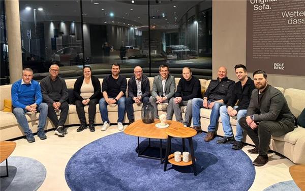 Mitglieder des Mötzinger Gemeinderats tauschen sich aus mit der Unternehmensführung von Rolf Benz – und das auf der vermutlich bekanntesten Sitzgelegenheit in Deutschland, dem Original-Sofa für den ZDF-Klassier „Wetten, das…“GB-Foto: Torsten Melzer