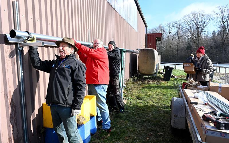 Mitglieder helfen mit beim Zisternenbau auf der Jettinger Reitanlage: Rohre werden entlang der Halle installiert.GB-Foto: Holom