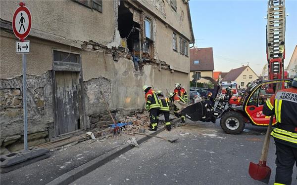 Mithilfe eines Teleskopladers räumen die Einsatzkräfte die Hausmauer-Teile zur Seite. GB-Foto: SDMG/ Dettenmeyer