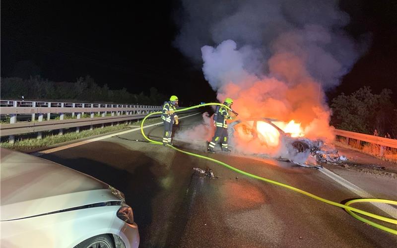 Mitten in der Nacht brannte ein Fahrzeug nach einer Kollision Anfang Oktober 2021 auf der A81 vollständig aus.