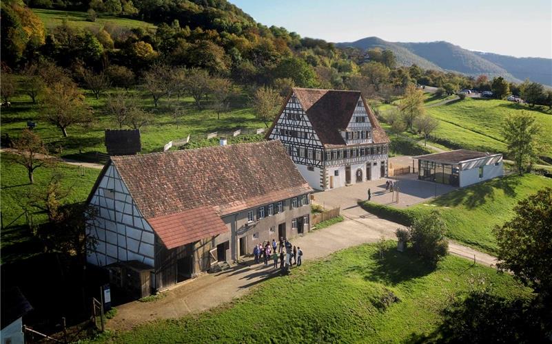 „Gäubote“-Familientour: In alten Häusern wird das Dorfleben wach Mittlerweile stehen im Freilichtmuseum Beuren drei Gebäude aus Gärtringen, Öschelbronn (im Bild hinten das „Bauernschloss“)und Ehningen.GB-Foto: gb