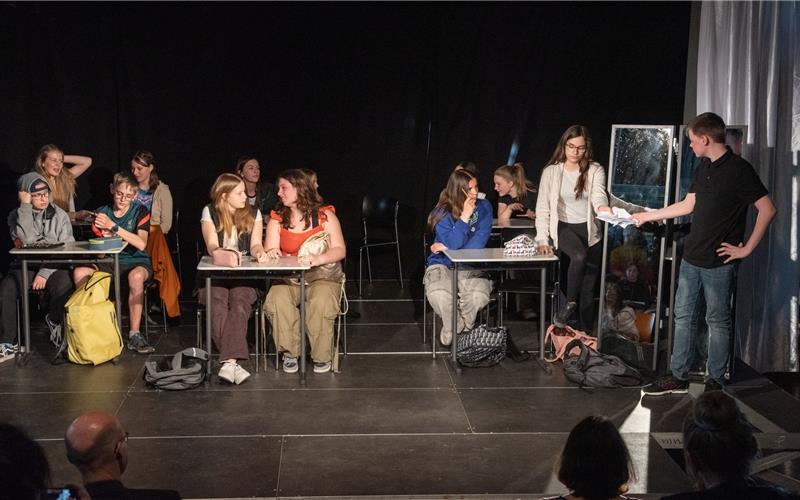 Mobbing war eines der Themen, dem sich die Schüler in ihrer Theateraufführung „Bad Girls“ widmen. GB-Foto: Vecsey