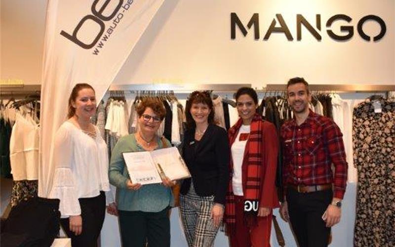 zinser Mode Zinser in Herrenberg läutete unter dem Motto „Love my Look“ mit der Ladies Night die Herbstsaison ein. Neben einer Modenschau, kulinarischen Highlights und weiteren Aktionen von Herrenberger Partnern gab es wieder eine Verlosung. Der Hauptgewinn, ein Gutschein für ein Vier-Sterne-Superior-Hotel für zwei Personen mit passendem Auto zur Anreise für die Tage wurde von Autohaus Bebion gesponsert. Die Gewinnerin, Petra Schieting, freute sich sehr über den Gutschein für ein Wellness-Wochenende, überreicht durch Lea Mannsperger (Autohaus Bebion), Karin Nickless-Rossow (Geschäftsleitung Modehaus Zinser), Agnes Zimmermann (Moderatorin) und „Glückbringer“ Michail Terzidis (Abteilungsverantwortlicher Young Fashion Girl).GB-Foto: gb