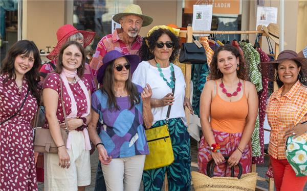 Mode aus Ghana: Statt Catwalk ist der Stadtstrand die Große Bühne.GB-Foto: Schmidt