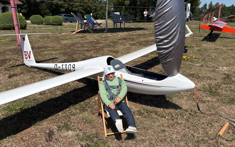 Modellflug – Beim Großsegler-Wanderpokal auf dem Modellflugplatz der MFG Wächtersberg gingen acht Piloten an den Start. Werner Härter und Flugbetriebsleiter Falco Hauff übernahmen den Schleppbetrieb. Das Wetter versprach einen perfekten Flugtag: 32 Grad, strahlender Sonnenschein und Westwind mit etwa drei bis zehn Knoten. Geflogen wurden drei Wertungsdurchgänge mit insgesamt 60 Minuten Flugzeit sowie Punktlandungen. Fliegerisch waren die Bedingungen durchaus anspruchsvoll. Zwar entwickelte sich immer wieder gute Thermik, doch sie war nicht durchgängig vorhanden. Wer die Sollzeit erreichen wollte, musste konzentriert fliegen und jede aufsteigende Luftblase nutzen. Gleichzeitig machten turbulente Bedingungen im Landeanflug präzise Punktlandungen alles andere als einfach. Nach drei spannenden Durchgängen gewann Falk Waidelich vor Michael Döring und Michael Selzer. gb/GB-Foto: gb