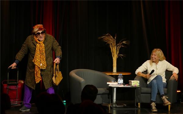 Moderator Bernd Kohlhepp (links) schlüpft auch in Rollen, bei der Buchvorstellung von Lisa Federle. GB-Foto: gb