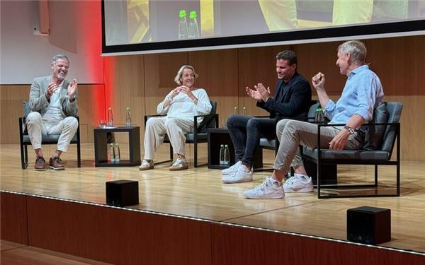 Moderator Michael Antwerpes (von links) mit den Gästen Martina Voss-Tecklenburg, Felix Brych und Hans-Dieter Hermann. Foto: tho