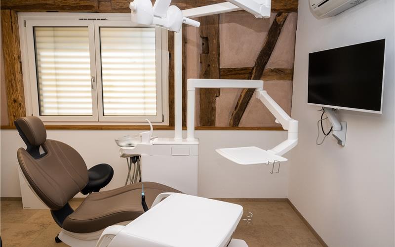 Moderne Zahnmedizin in rustikalem Ambiente erwartet die Patienten in Entringen. GB-Foto: Schmidt
