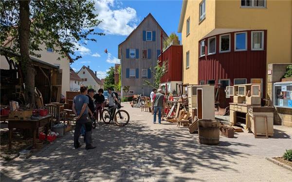 Möbel und viel mehr: Die erste Kostbar-Meile erfreute bisherige und neue Besitzer gleichermaßen. GB-Foto: Bruer