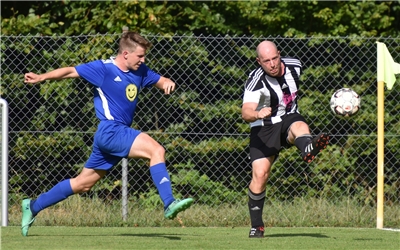 Mönchberg, Sportplatz, Fußball-Bezirkspokal,, FV Mönchberg (schwarz-weiß) - TSV Hildrizhausen (blau),  GB-Foto: Vecsey