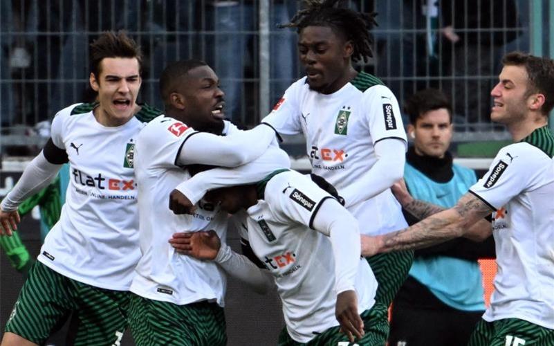 Mönchengladbachs Breel Embolo (M) traf zum vielumjubelten Ausgleich. Foto: Federico Gambarini/dpa