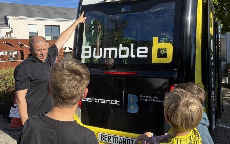Mötzingen – Fast 60 Kindern bot die Premiere der neuen Kinder-Uni im Bürgersaal mit autonomen Shuttlebussen Technik zum Anfassen. Zum Auftakt widmete sich das neue Bildungs- und Informationsprojekt für die jüngsten Gemeindemitglieder der Frage „Wie sieht und hört eigentlich ein Auto?“. Dr.-Ing. Dan Greiner von der Uni Stuttgart führte in die Welt des autonomen Fahrens ein, von Ultraschall und Infrarot bis hin zu LiDAR. Er schaffte es, die technischen Zusammenhänge so herunterzubrechen, dass die Kinder nicht nur folgen konnten, sondern immer wieder eigene Fragen stellten. Mit einer Live-Demonstration eines LiDAR-Sensors wurde sichtbar, wie der Raum und die darin sitzenden Kinder von der Technik erfasst werden. Auch zwei autonome Shuttlebusse vom Typ „BumbleB“ der Firma Bertrandt waren vor Ort, deren Kameras und Sensoren gezeigt und ihre Aufgaben erläutert wurden. Auf einer abgesperrten Teststrecke durften die Kinder dann mit den autonomen „BumbleBs“ unterwegs sein. Am morgigen Samstag, 26. September, gibt es um 10 Uhr am Kreisverkehr Vollmaringer Straße auch für große Mötzinger einen Fachvortrag inklusive Live-Demonstration des BumbleB und wie sich das autonome Shuttle in Zukunft vielleicht in der Gemeinde einsetzen lässt. Bei Regen weicht die Veranstaltung in die Gemeindehalle aus. gb/GB-Foto