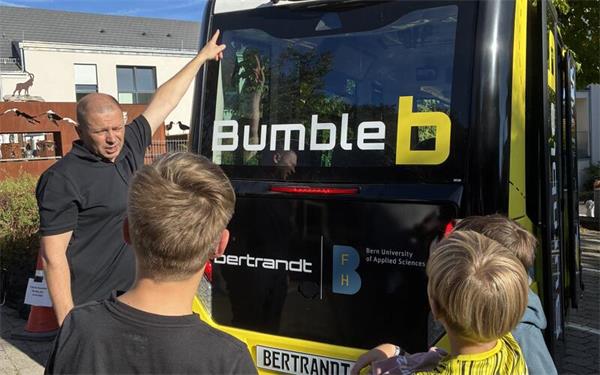 Mötzingen – Fast 60 Kindern bot die Premiere der neuen Kinder-Uni im Bürgersaal mit autonomen Shuttlebussen Technik zum Anfassen. Zum Auftakt widmete sich das neue Bildungs- und Informationsprojekt für die jüngsten Gemeindemitglieder der Frage „Wie sieht und hört eigentlich ein Auto?“. Dr.-Ing. Dan Greiner von der Uni Stuttgart führte in die Welt des autonomen Fahrens ein, von Ultraschall und Infrarot bis hin zu LiDAR. Er schaffte es, die technischen Zusammenhänge so herunterzubrechen, dass die Kinder nicht nur folgen konnten, sondern immer wieder eigene Fragen stellten. Mit einer Live-Demonstration eines LiDAR-Sensors wurde sichtbar, wie der Raum und die darin sitzenden Kinder von der Technik erfasst werden. Auch zwei autonome Shuttlebusse vom Typ „BumbleB“ der Firma Bertrandt waren vor Ort, deren Kameras und Sensoren gezeigt und ihre Aufgaben erläutert wurden. Auf einer abgesperrten Teststrecke durften die Kinder dann mit den autonomen „BumbleBs“ unterwegs sein. Am morgigen Samstag, 26. September, gibt es um 10 Uhr am Kreisverkehr Vollmaringer Straße auch für große Mötzinger einen Fachvortrag inklusive Live-Demonstration des BumbleB und wie sich das autonome Shuttle in Zukunft vielleicht in der Gemeinde einsetzen lässt. Bei Regen weicht die Veranstaltung in die Gemeindehalle aus. gb/GB-Foto