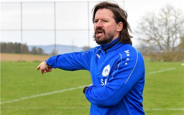 Mötzingens Spielertrainer Steffen Merz hat mit seinem Team zum Saisonstart bei der Reserve des SV Deckenpfronn bei der 0:9-Schlappe einen schweren Stand. GB-Foto: Holom