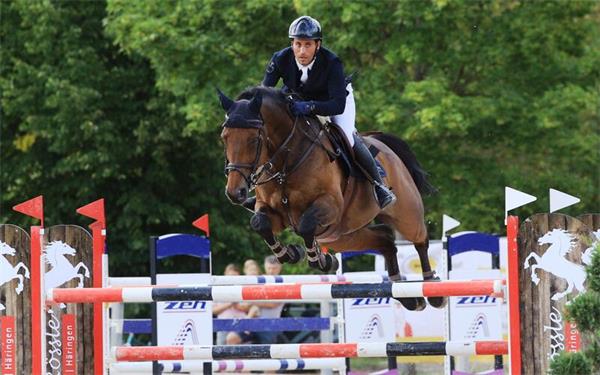 Mogheeth Alshehab (Gültstein/RFV Herrenberg), hier auf seinem Holsteiner Saphir, hat in Weilheim/Teck als Titelverteidiger den ersten und zweiten Platz belegt. GB-Foto: fh