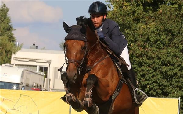 Mogheeth Alshehab (RFV Herrenberg) springt mit Commander zu Ü-21-Gold – das Duo hat den Großen Preis von Weilheim/Teck gewonnen. GB-Foto: Häusler