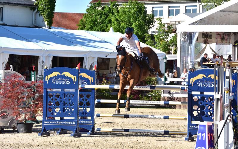Mogheeth Alshehab (RFV Herrenberg) und Carlotto, hier kämpferisch über dem letzten Sprung, gewinnen in Winterlingen die Zweisterne-S-Champions-Trophy.GB-Foto: Häusler