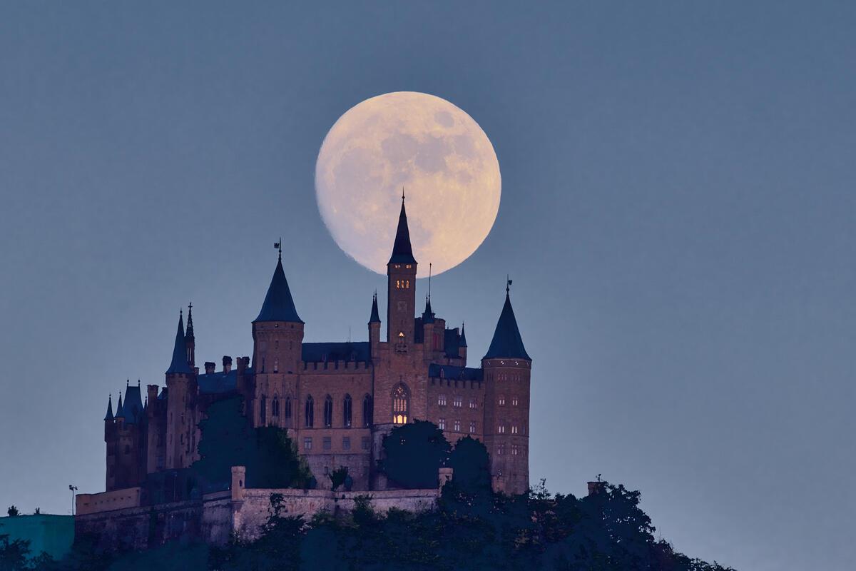 Mondaufgang hinter der Burg Hohenzollern. PS: meine Bilder sind nicht KI-generie...