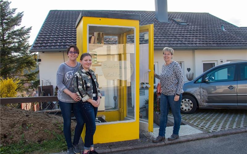 Moni und Luisa Bachmann (von links) und Sandra Kunze vor der Buchtauschzelle in Sulz am Eck GB-Foto: Geisel