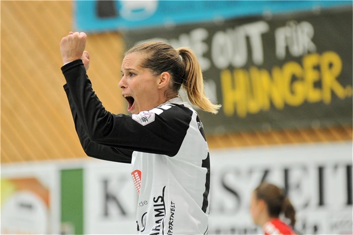 Monika Lide (SG H2Ku Herrenberg Kuties #12) im Tor   SG H2Ku Herrenberg, Handbal...