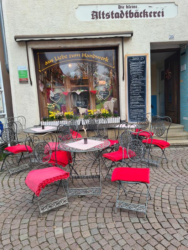 Morgendliche liebevolle Gestaltung vor der kleinen Altstadtbäckerei.  Von Diana ...