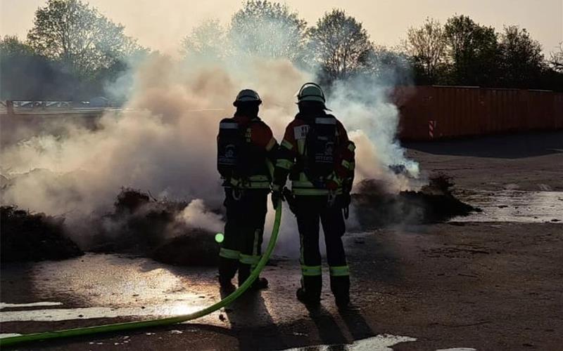 Schnittgut gerät auf Wertstoffhof in Brand