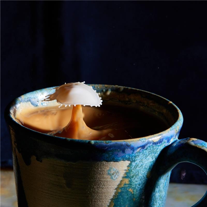 Morgenkaffee mit einem Tropfen Milch... Schlechtwetterfotografie...  Von Anne Bi...