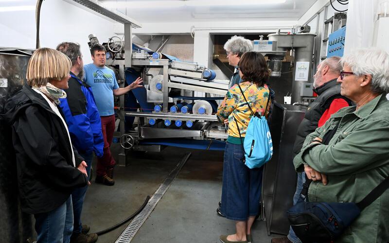 Moritz Maisch (Dritter von links) gab Einblicke in seine Produktionsstätte. GB-Foto: Holom