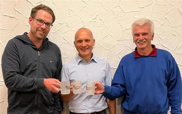 Moritz Oehl (zweiter Vorsitzender), Michi Reimann (neues Ausschussmitglied) und Bernhard Wider (Vorsitzender Ortsgemeinschaft Oberjesingen/von links) freuen sich auf die zweite Oberjesinger Wintermeile am 28. Dezember und über das neue „Oberjesinger Tässle“. GB-Foto: gb