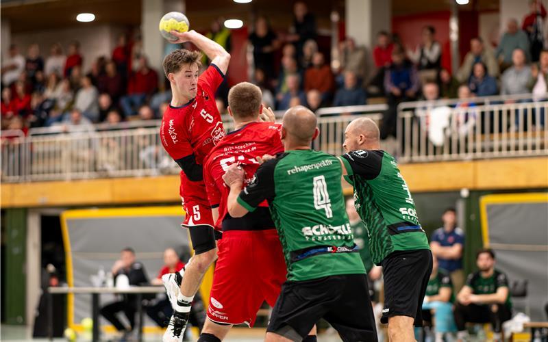 Moritz Werner (am Ball) und die SG H2Ku Herrenberg präsentierten sich selbstbewusst und setzten das geplante Spielkonzept um. GB-Foto: Eibner/Ulmer