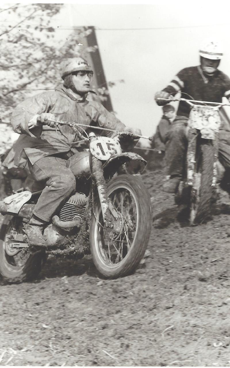 Von der Wiese war danach nicht mehr viel zu sehen Motocross-Rennen in Herrenberg: Auf der Strecke von 1,2 Kilometern zogen die Fahrer zum Teil tiefe Furchen (Mitte)GB-Fotos: MSC-Archiv/Roland Baumann