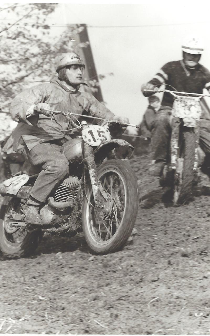 Motocross-Rennen in Herrenberg: Auf der Strecke von 1,2 Kilometern zogen die Fahrer zum Teil tiefe Furchen (Mitte)GB-Fotos: MSC-Archiv/Roland Baumann