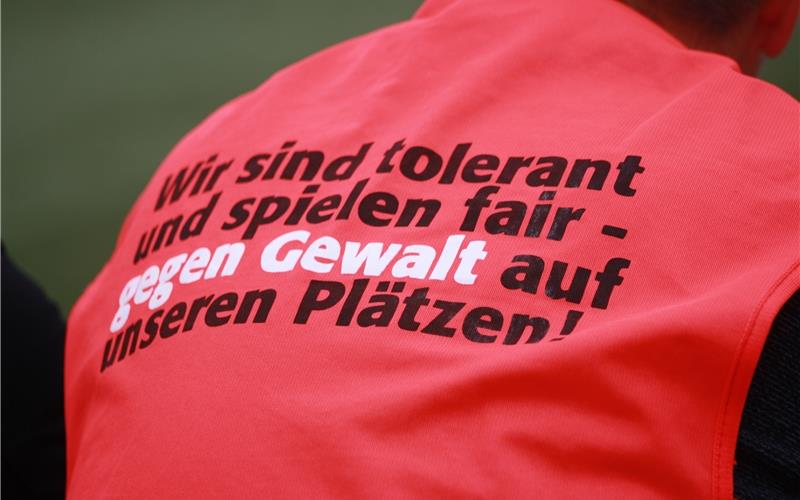 „Wir wollen den Vereinen Hilfestellung geben“ Motto auf Ordnerweste soll deeskalierend wirken, laut Verbandsschiedsrichter-Vertreter Dr. Jochen Härdtlein würde auch ein Anti-Aggressionstraining weiterhelfen GB-Fotos: gb