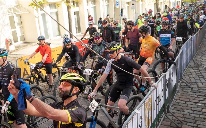 „Unheimlich positive Resonanz“ Mountainbike-Fahrer nehmen in der Stuttgarter Straße Aufstellung.GB- Foto: Schmidt