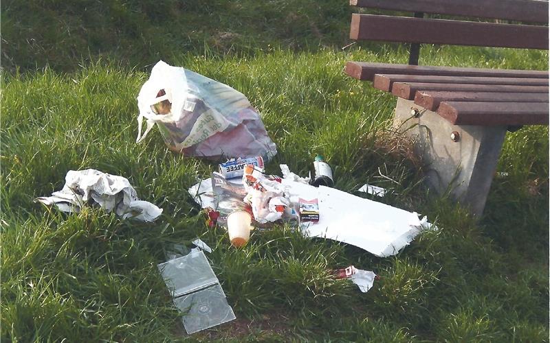 Müll bleibt auch in der Pandemie an öffentlichen Stellen liegen GB-Foto: gb