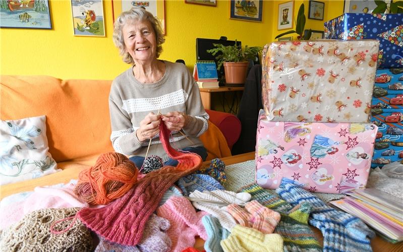 „Das ist meine Aufgabe, das ist mein Leben“ Mützen, Schals und Socken: Siegrid Lachenmann strickt und packt Weihnachtspäckchen GB-Foto: Holom