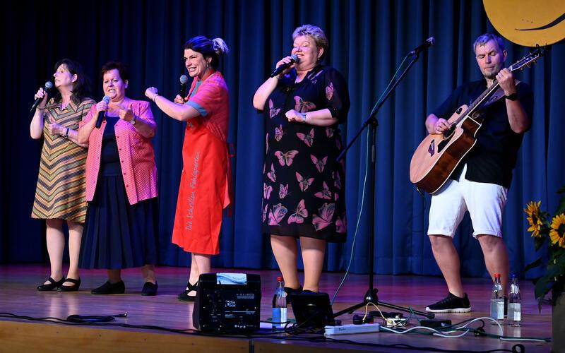 Musik, Komik und Klamauk machten den Auftritt der Schrillen Fehlaperlen in Kuppingen für das Publikum sehr besonders. GB-Foto: Holom