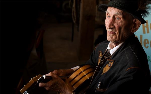 Musik kennt keine Altersbegrenzung (Dieter Schlotmann an der Gitarre in Rohrau) GB-Foto: Schmidt