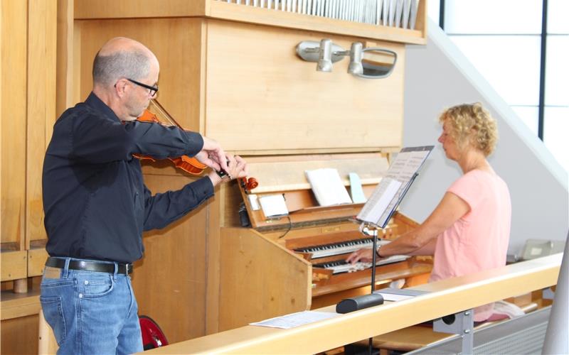 Musik mit Violine und Orgel von Wolfgang Welte war einer der Höhepunkte. GB-Foto: Baum